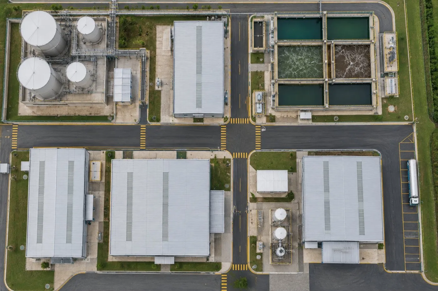 Vista aérea de pátio industrial com estação de tratamento de efluentes